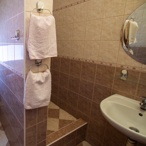 Velké a pohodlné sprchové kouty - koupelna je součástí každého pokoje
